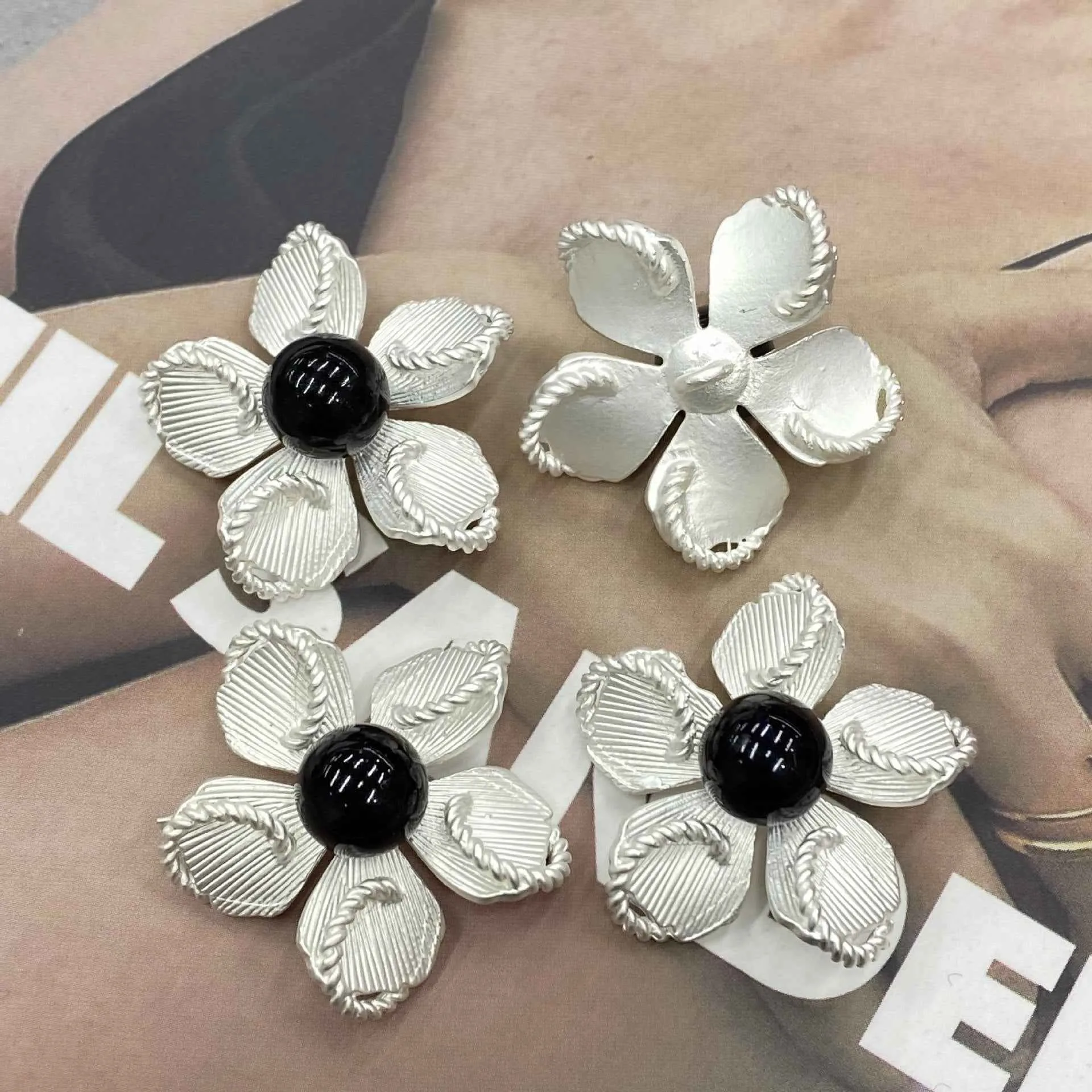 30mm 3D Flower Pearl-Like Metal Shank Buttons 10pcs