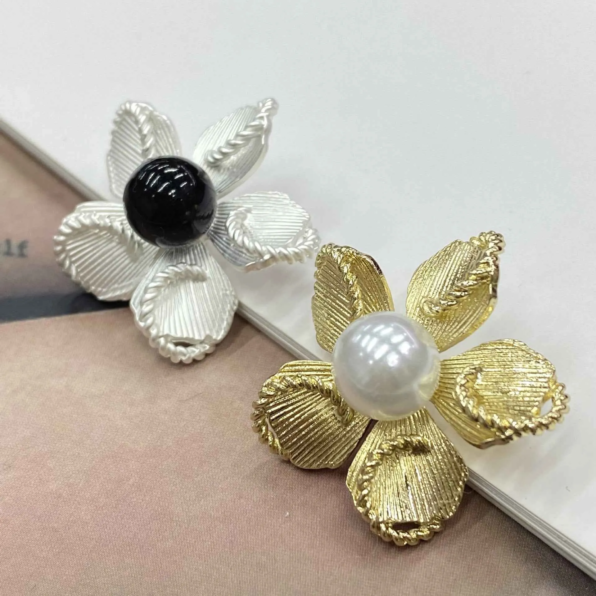 30mm 3D Flower Pearl-Like Metal Shank Buttons 10pcs