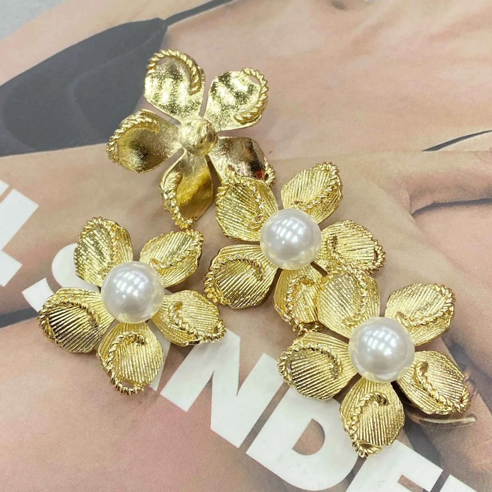 30mm 3D Flower Pearl-Like Metal Shank Buttons 10pcs