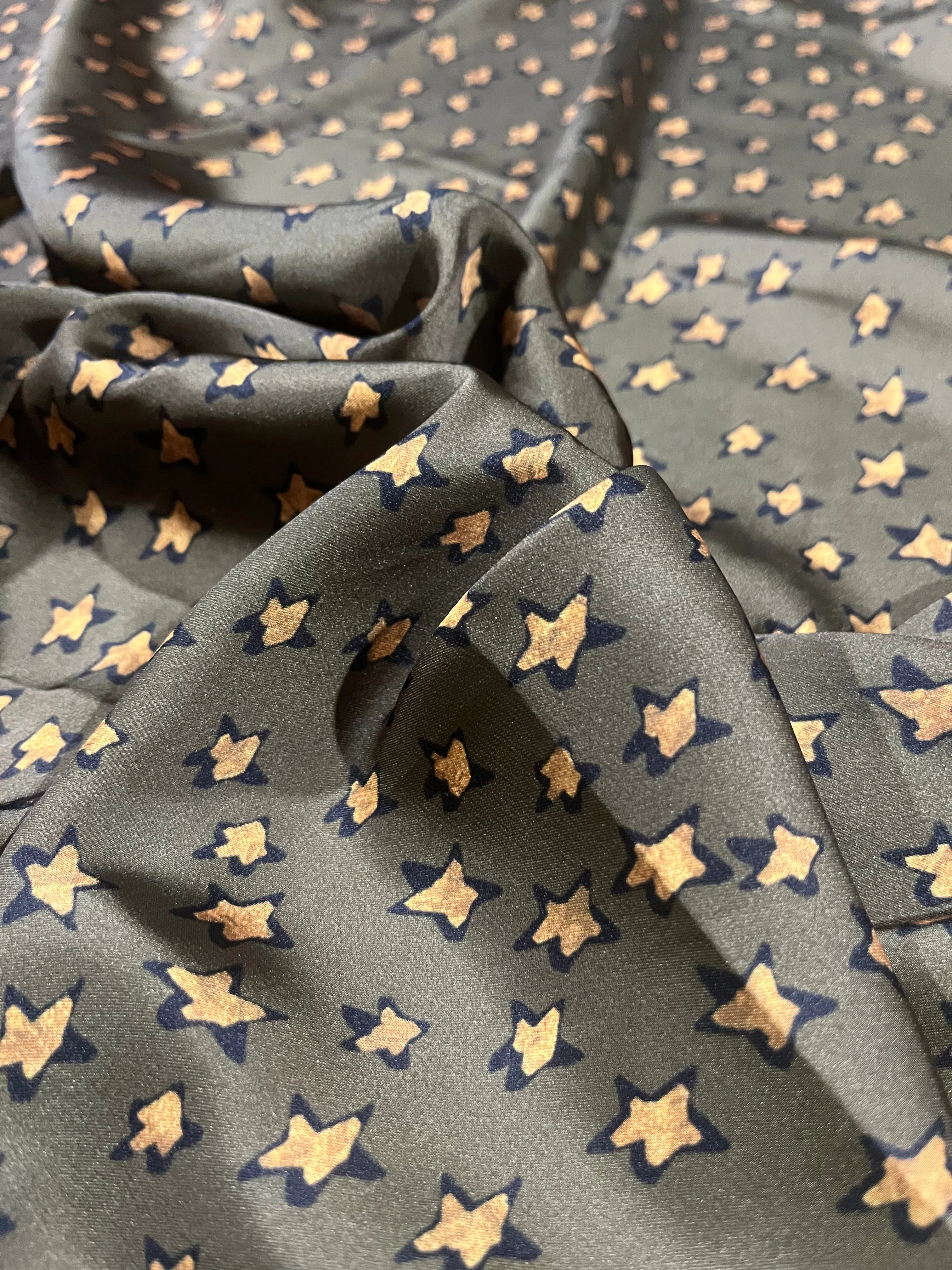 D02 HMSTN 402 satin messy stars