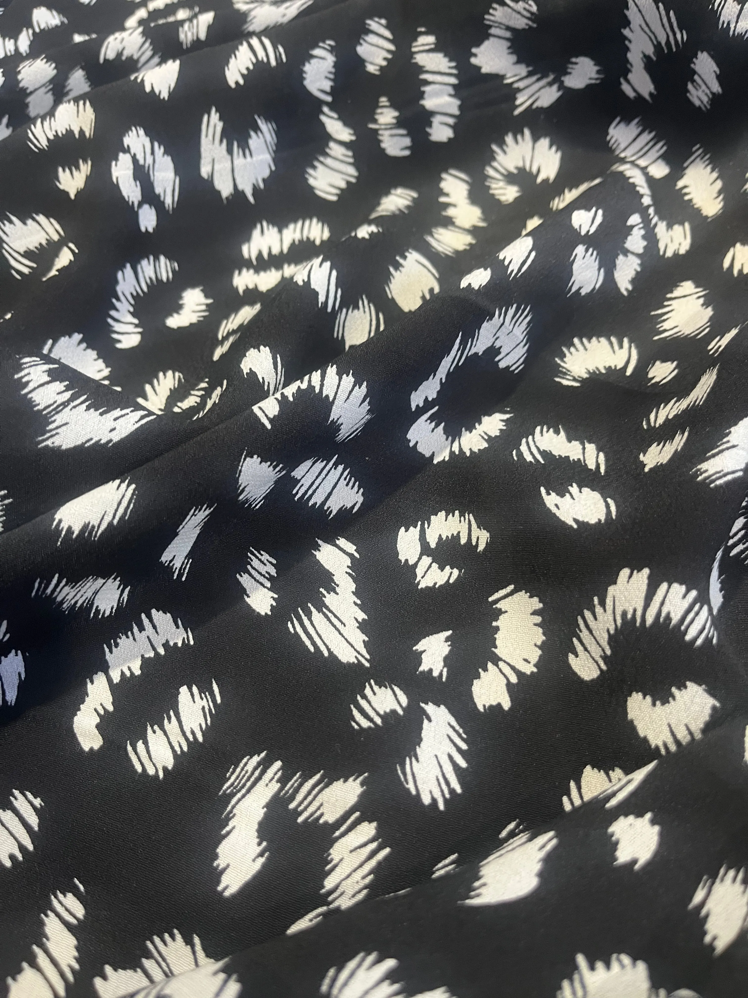 GREG 004 viscose crêpe black/white small design