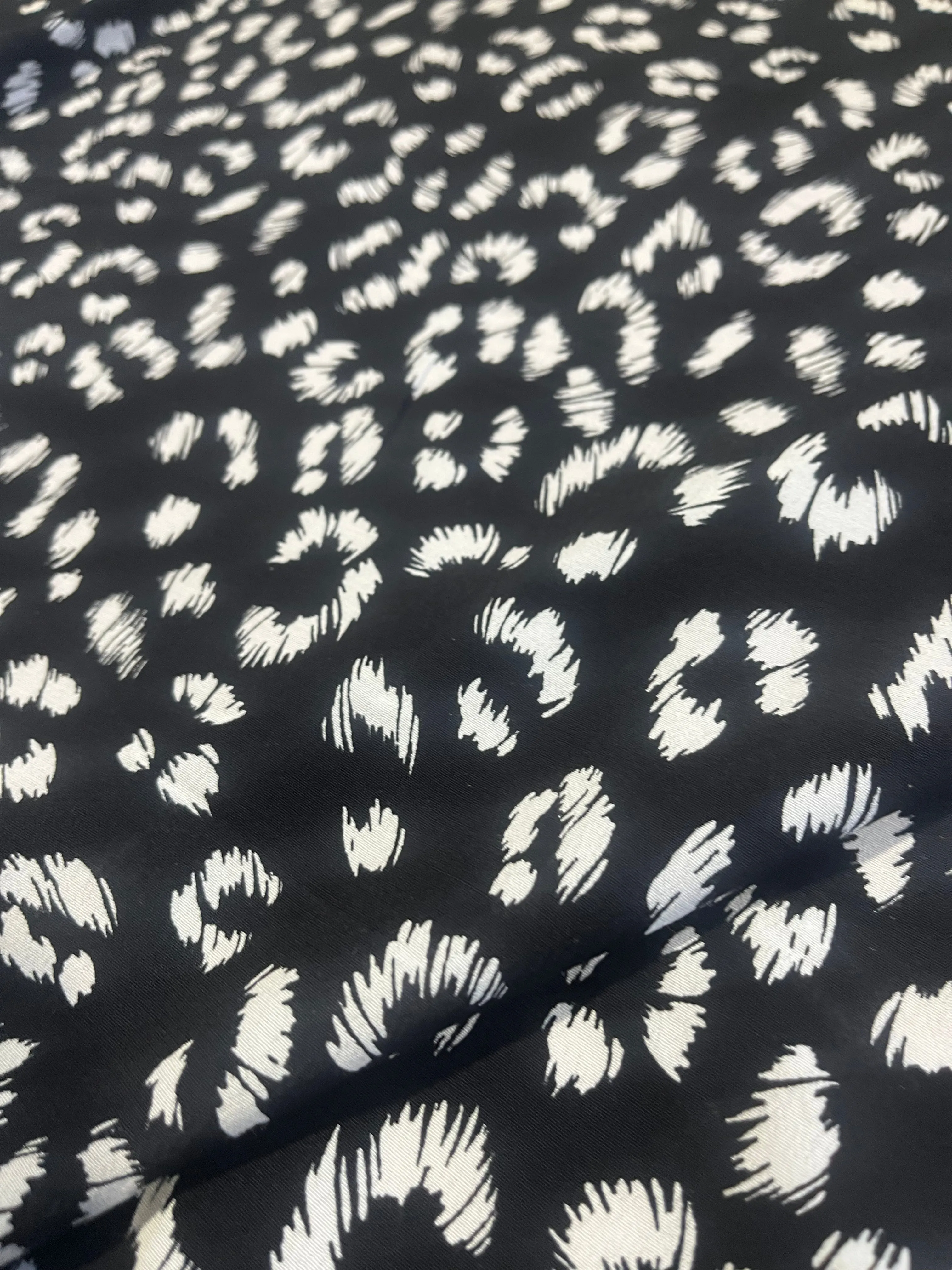 GREG 004 viscose crêpe black/white small design